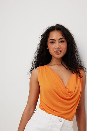 Top de malla con escote cascada