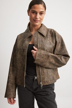 Jacka i PU med bred krage