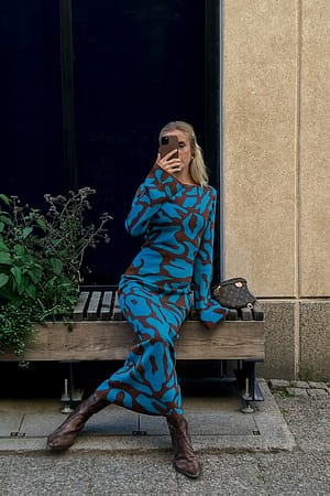 Brown/Blue Maxi-Strickkleid mit weiten Ärmeln