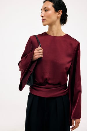 Burgundy Blus med vida ärmar och rynkad midja