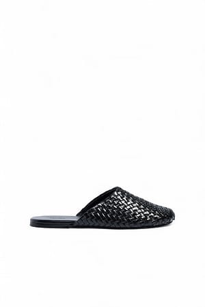 Black Slipper aus geflochtenem Leder