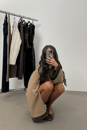 Jakke med fuskepelsdetaljer