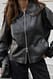 Black Pu-Jacke mit breitem Kragen