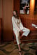 Beige zulaufende Leinenhose mit mittlerer Taille