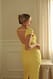 Yellow Midikleid aus Spitze mit offenem Rücken