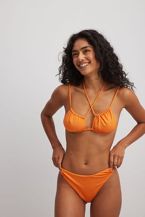 Orange Bikinitruse med kryssdetaljer og høyt liv
