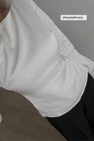 Pearl White Asymmetrisk bluse med åpen rygg