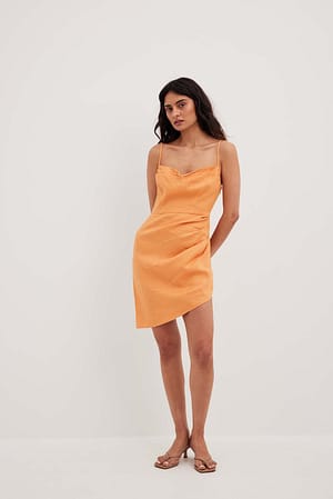 Orange Slå-om kjole i hør med vandfaldseffekt