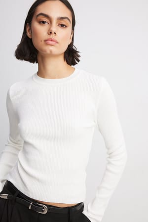 White Ribbestrikket genser
