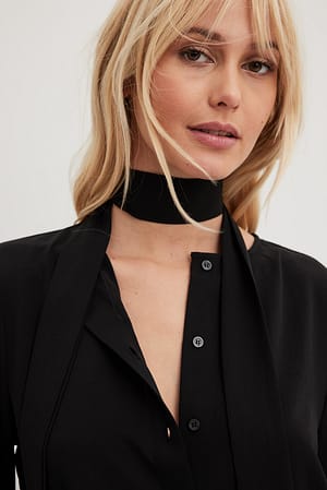 Black Bluse med lange ermer og knyting i halsen