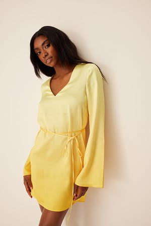 Yellow Ombre Satin-Kleid mit weiten Ärmeln