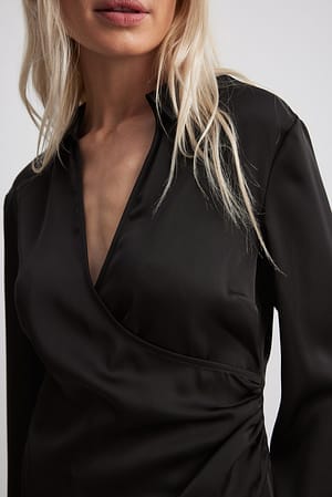 Black Slå-om skjorte i satin med detalje