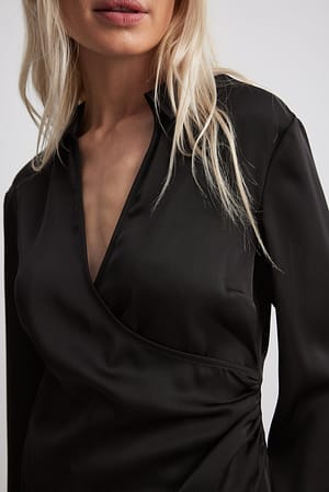 Black Skjorte med omslag og satengdetaljer