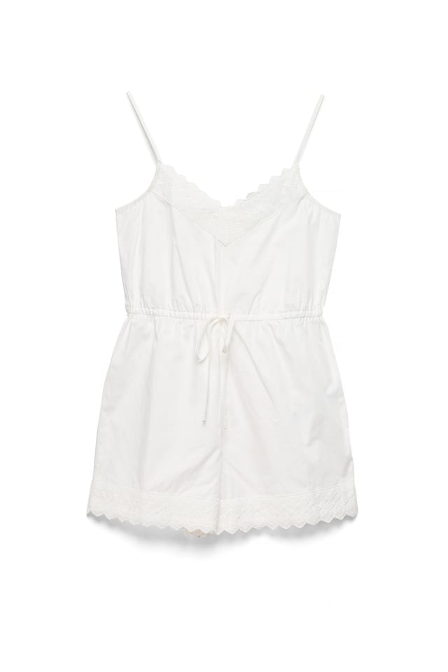 White Minijumpsuit mit Broderie-Anglaise-Detail