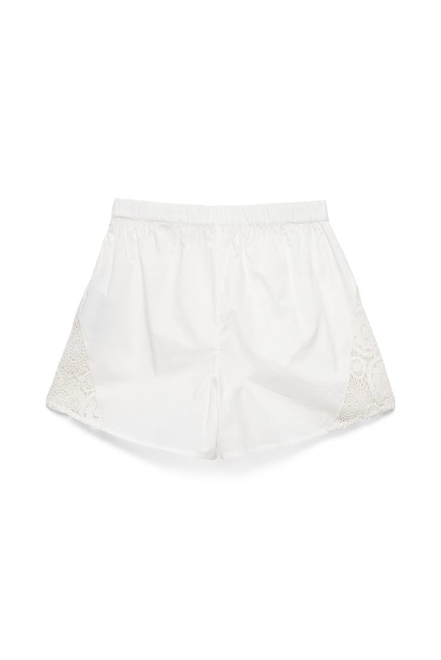 White Minishorts mit Anglaise-Detail