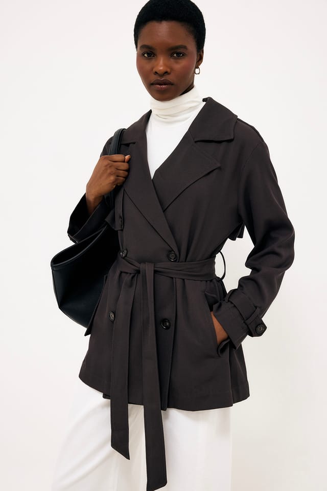 Brown Gürtelter Kurz-Trenchcoat