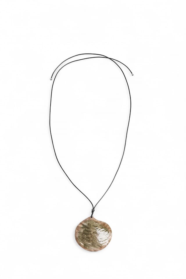 Light Beige Big Shell Necklace