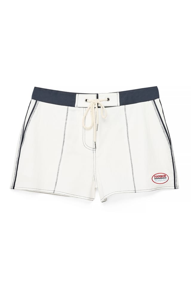 Offwhite Shorts med mellemhøj talje og kontrastdetalje