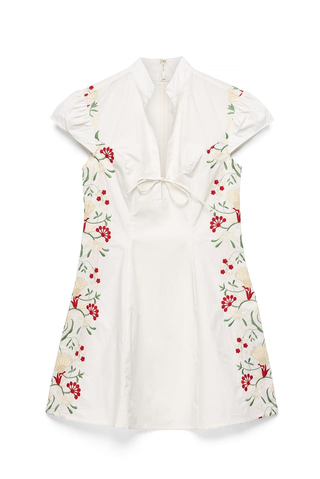 White Minikleid mit Stickerei und Schnürdetail