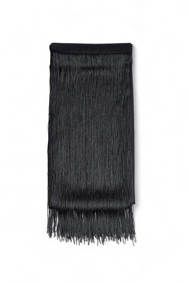 Black Halsduk i satin med fransdetalj