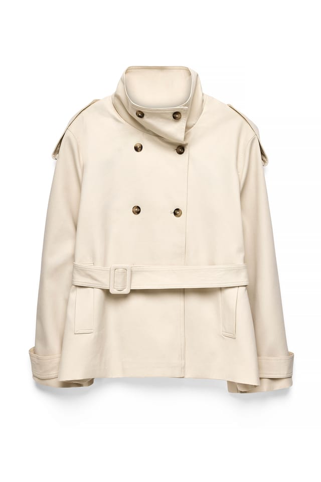 Beige Trenchcoat mit hohem Kragen und Gürtel