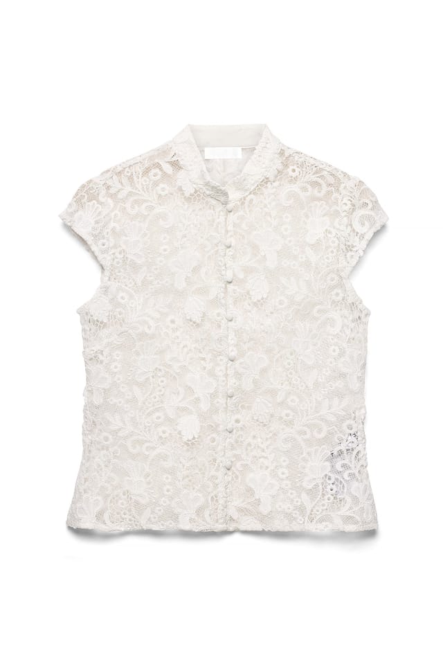 Offwhite Topp med spets och knappar