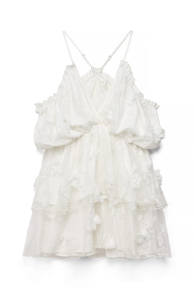 White Miniklänning med blommor och off-shoulder