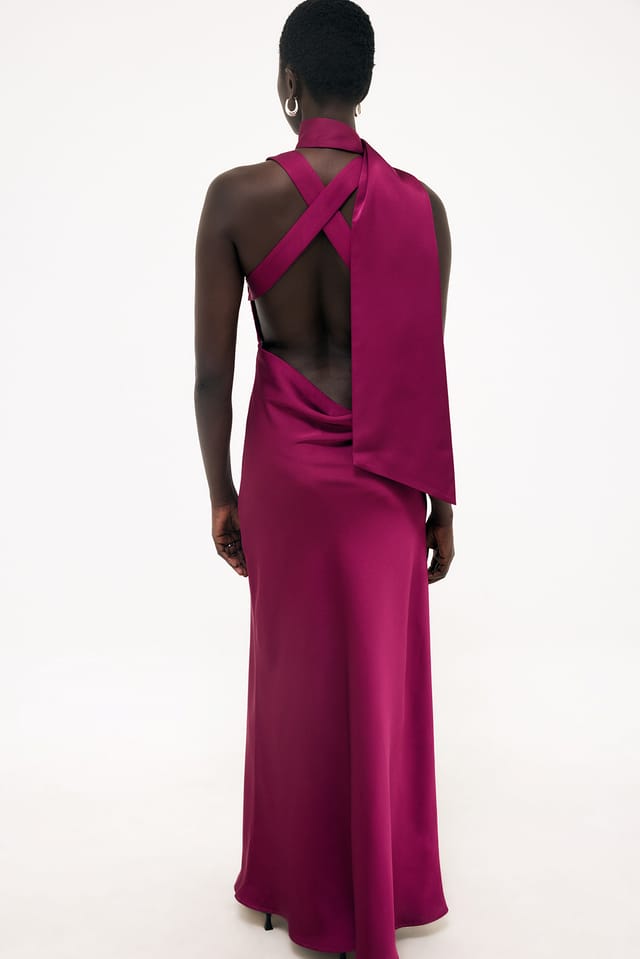 Fuchsia Pink Maxikleid aus Satin mit Rundhalsausschnitt und Tuch