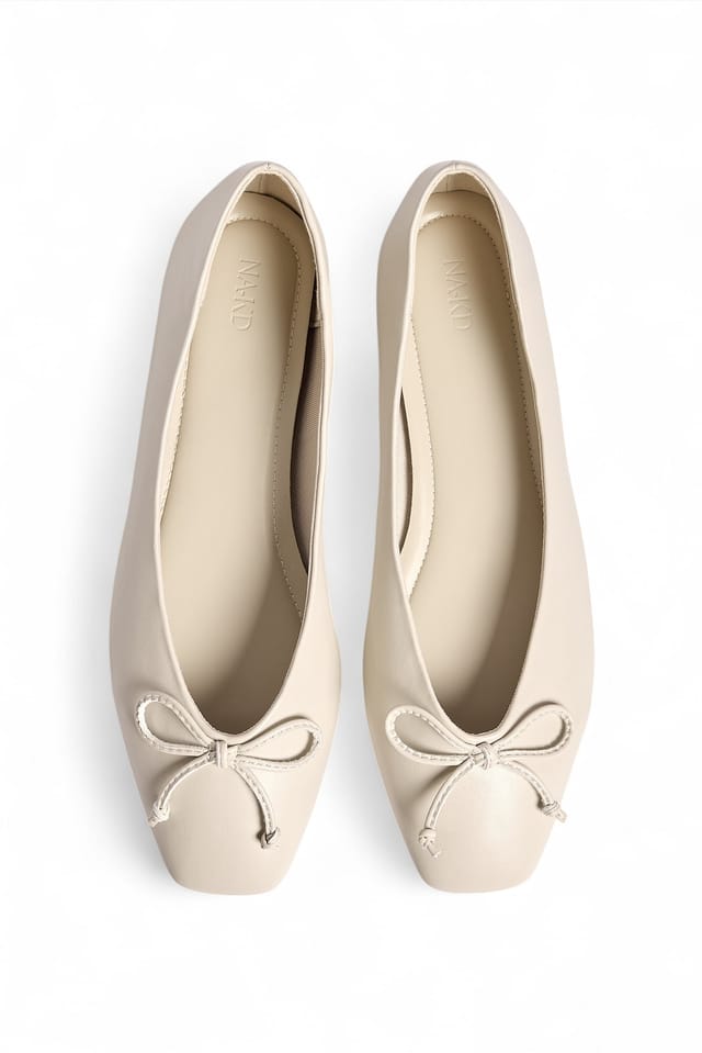 Offwhite Ballerinas mit eckiger Spitze und Schleife