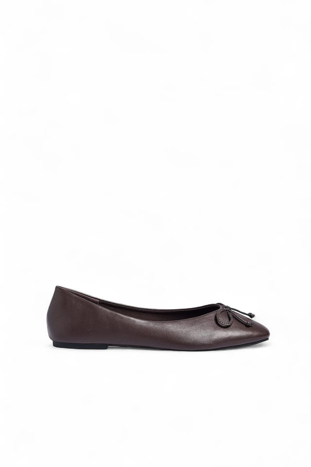 Chocolate Brown Ballerinas mit eckiger Spitze und Schleife