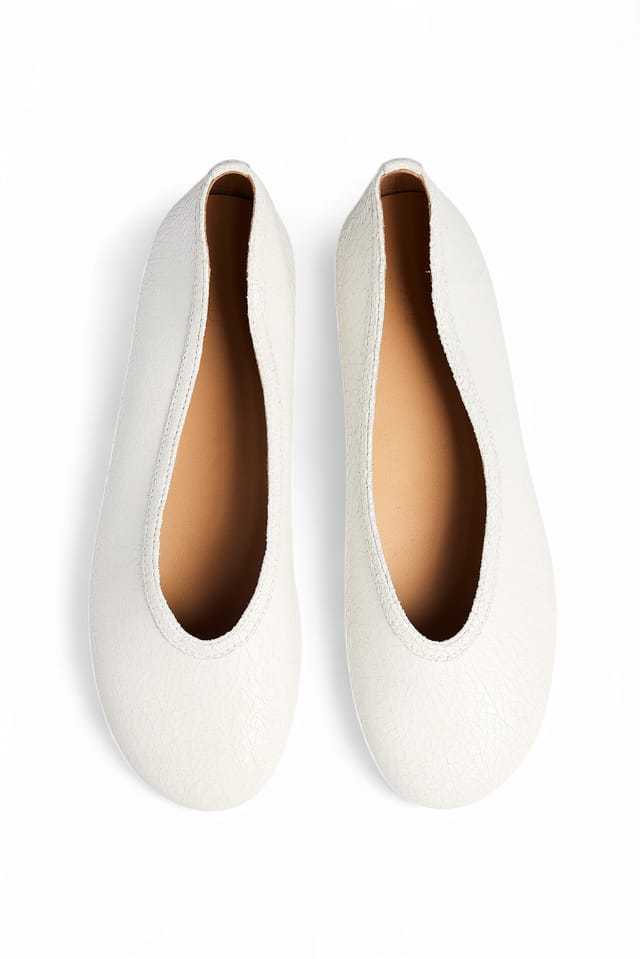 White Ballerinas aus strukturiertem Leder