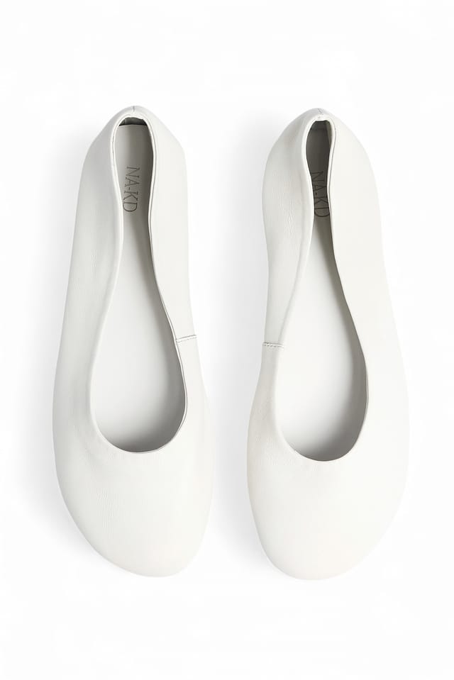 Offwhite Ballerinas aus Leder ohne Futter
