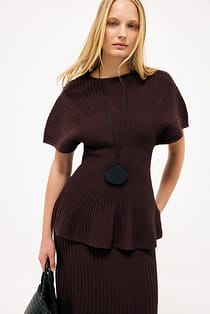 Geripptes Strickpeplumtop