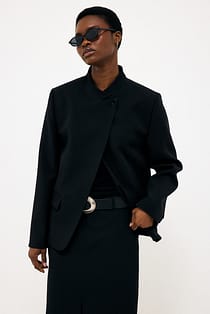 Blazer mit hohem Kragen und einem Knopf