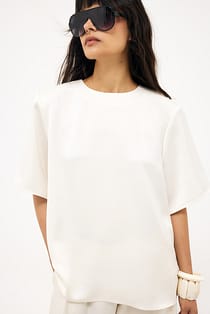T-shirt i satin med skulderpuder
