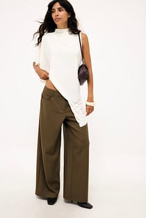 Pantalones con bolsillos anchos a la altura de la cintura