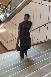 Weit geschnittene, tief plissierte Twill-Hose