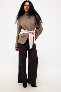 Weit geschnittene Hose mit hoher Taille