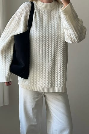 Offwhite Oversized kabelstrikket genser i ull