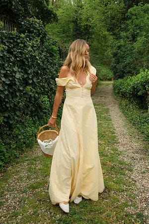Light Yellow Anglaise maxikjole med blondekant