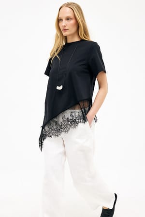 Black asymmetrisches T-Shirt mit Spitze