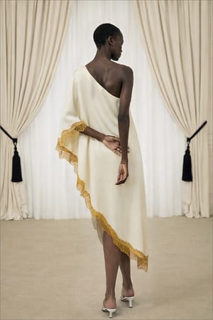 Light Yellow Asymmetrische jurk met kanten rand