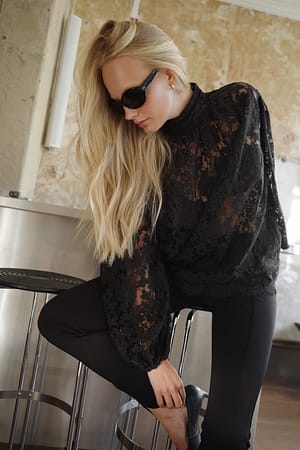 Black Spitzenbluse mit Ballonärmeln