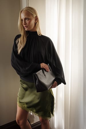 Black Bluse med ballonærmer og åben ryg