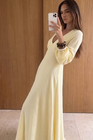 Light Yellow Maxikleid mit Ballonärmeln und offenem Rücken