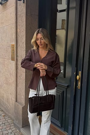 Brown Taillierte Bluse mit Knopfleiste
