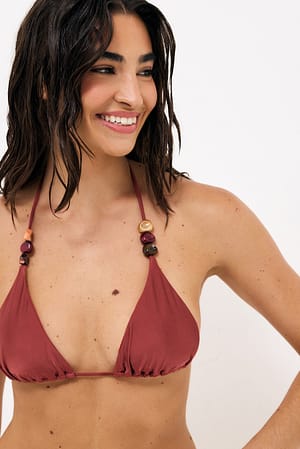 Rustic Red Trekantet bikinitopp med perler