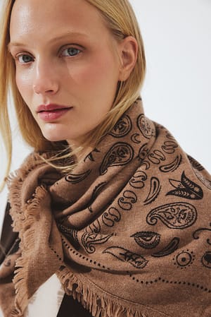 Beige Paisley-Schal aus grober Wollstrick