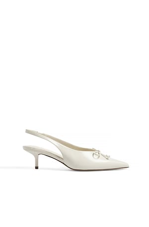 Offwhite Slingback-Pumps mit Schleife