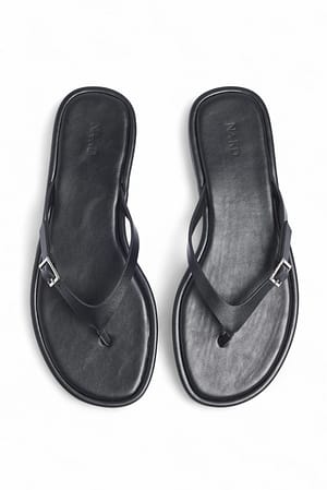 Black Sandaler med spennedetaljer